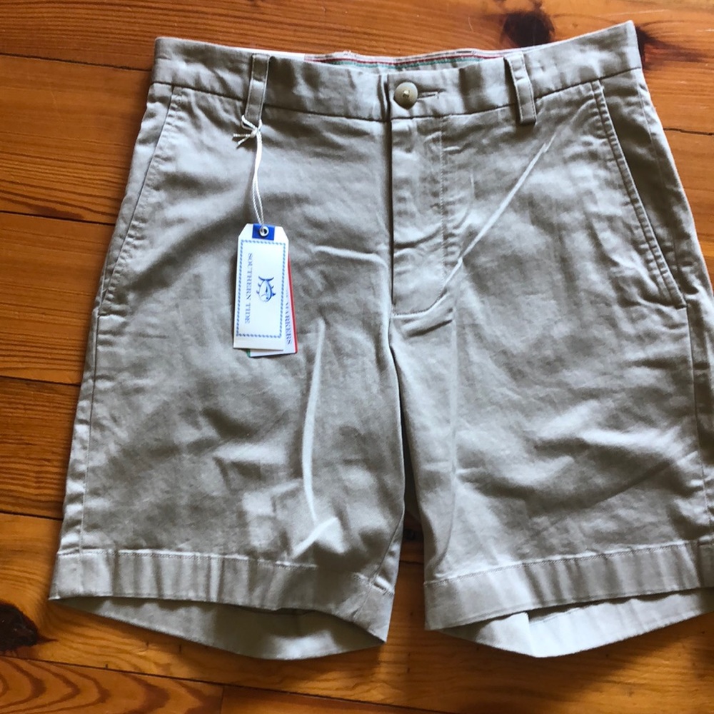 Men’s khaki shorts